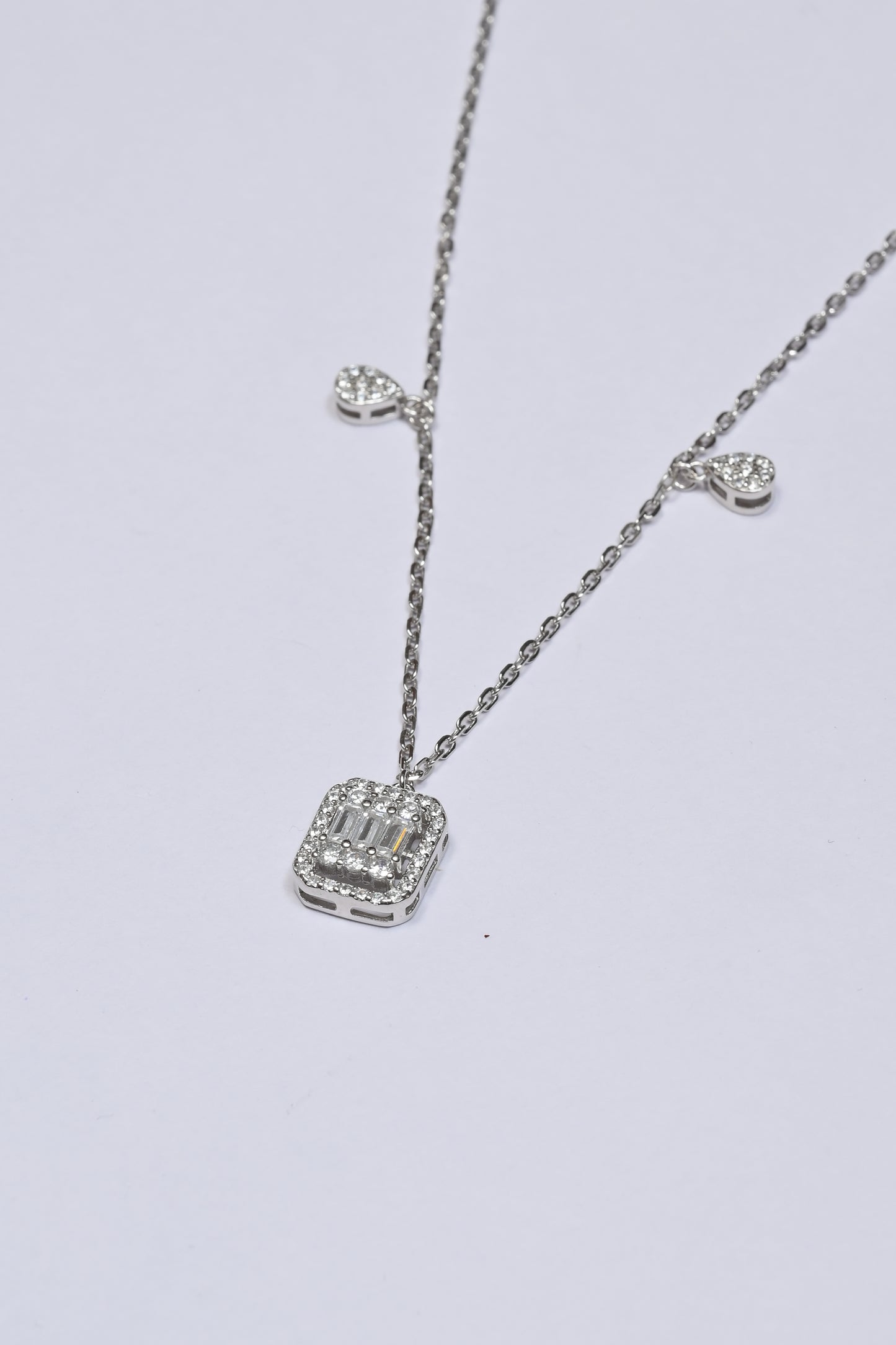 Dropping Square Necklace With Press Chain