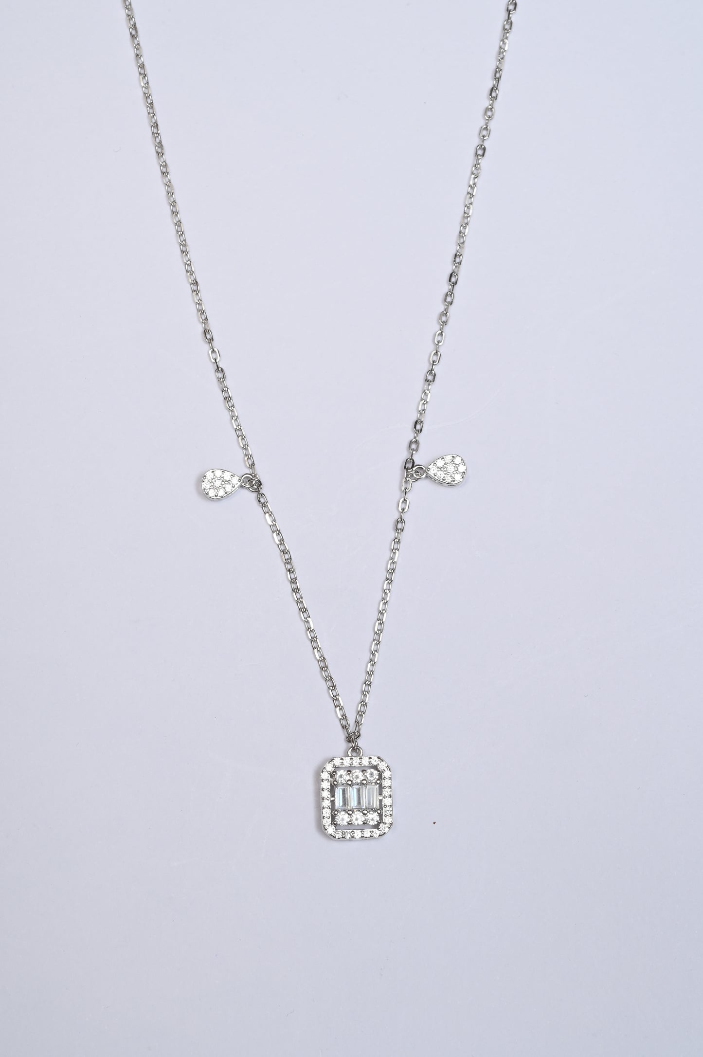 Dropping Square Necklace With Press Chain